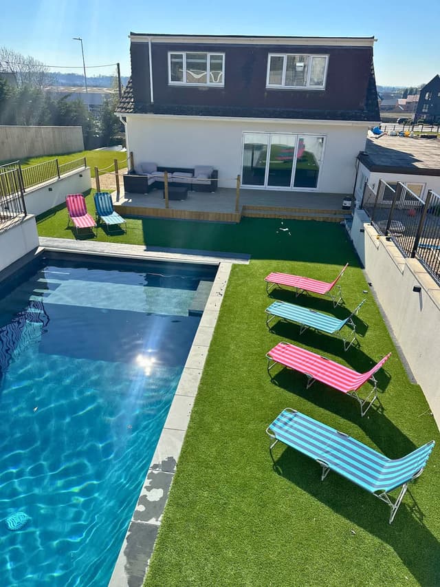 Luxury 5-bed - With Secure Gated Parking For 6 Vehicles - View 2
