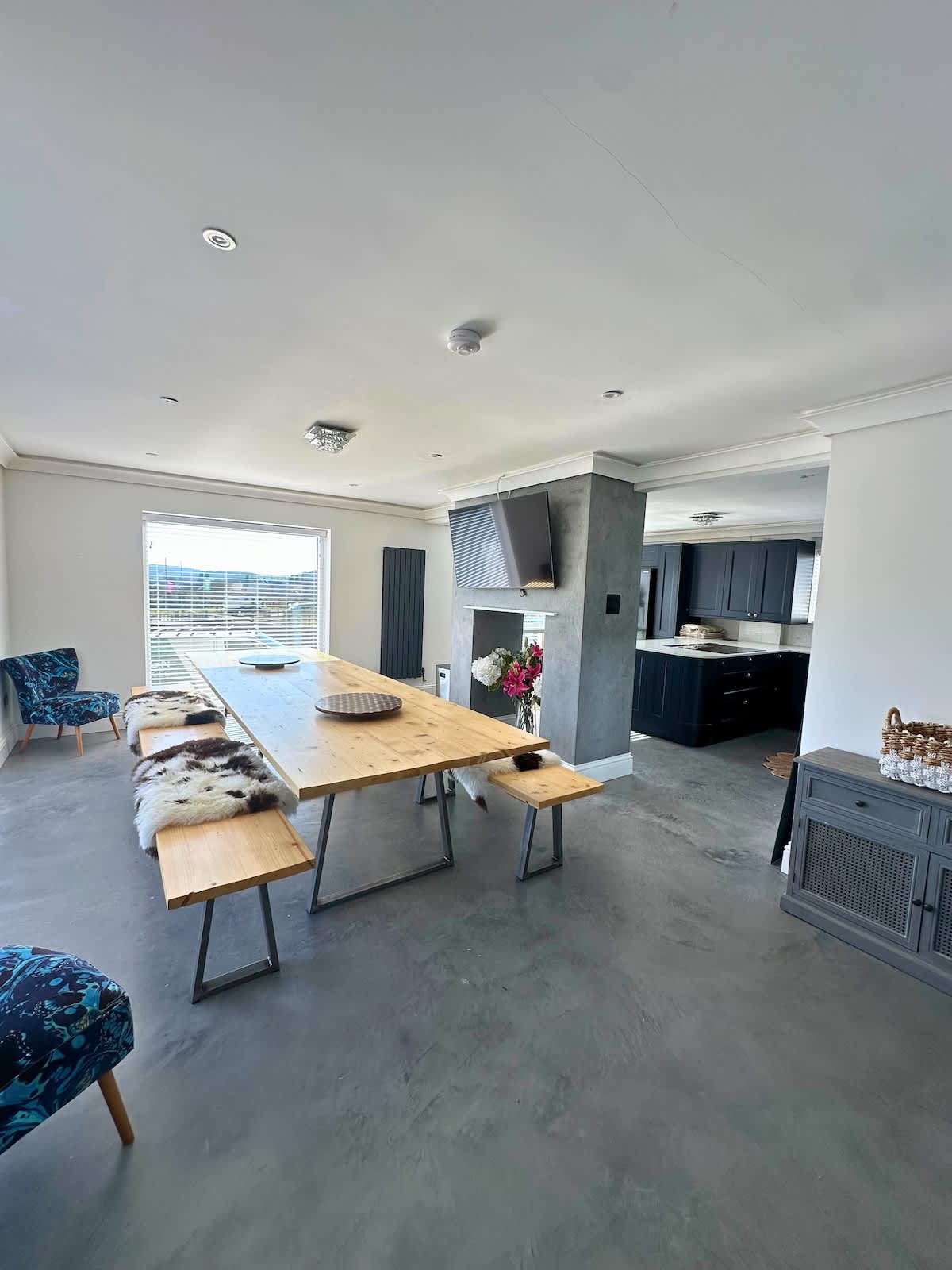 Luxury 5-bed - With Secure Gated Parking For 6 Vehicles - View 2