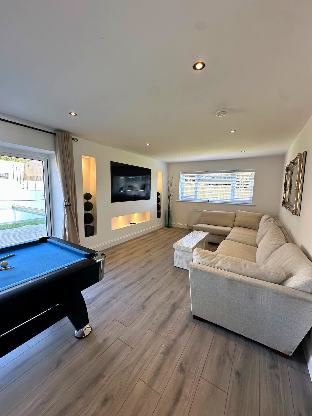 Luxury 5-bed - With Secure Gated Parking For 6 Vehicles