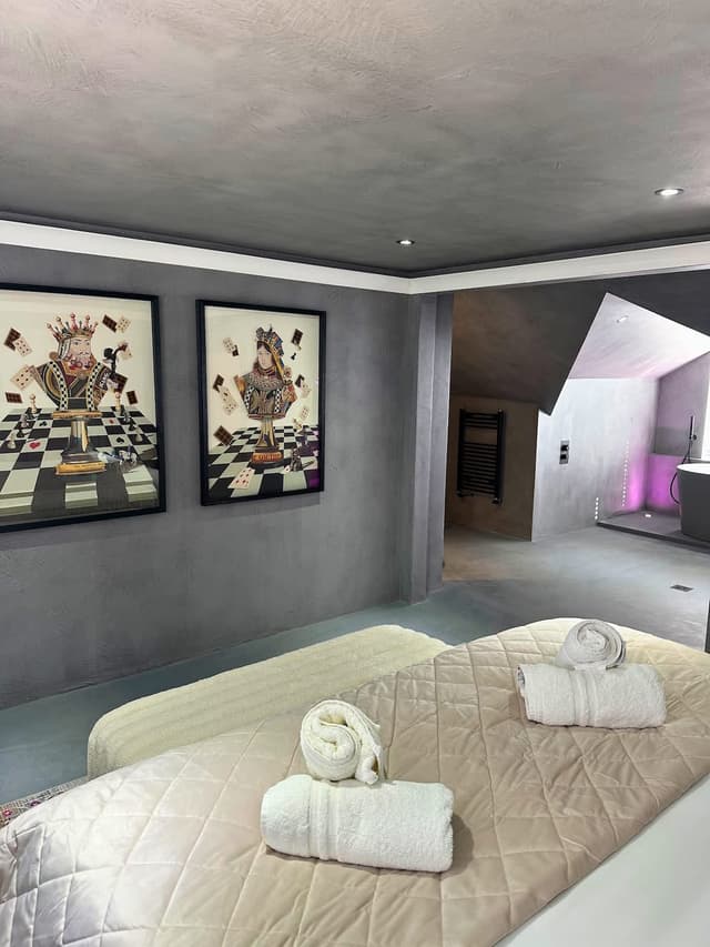 Luxury 5-bed - With Secure Gated Parking For 6 Vehicles - View 4