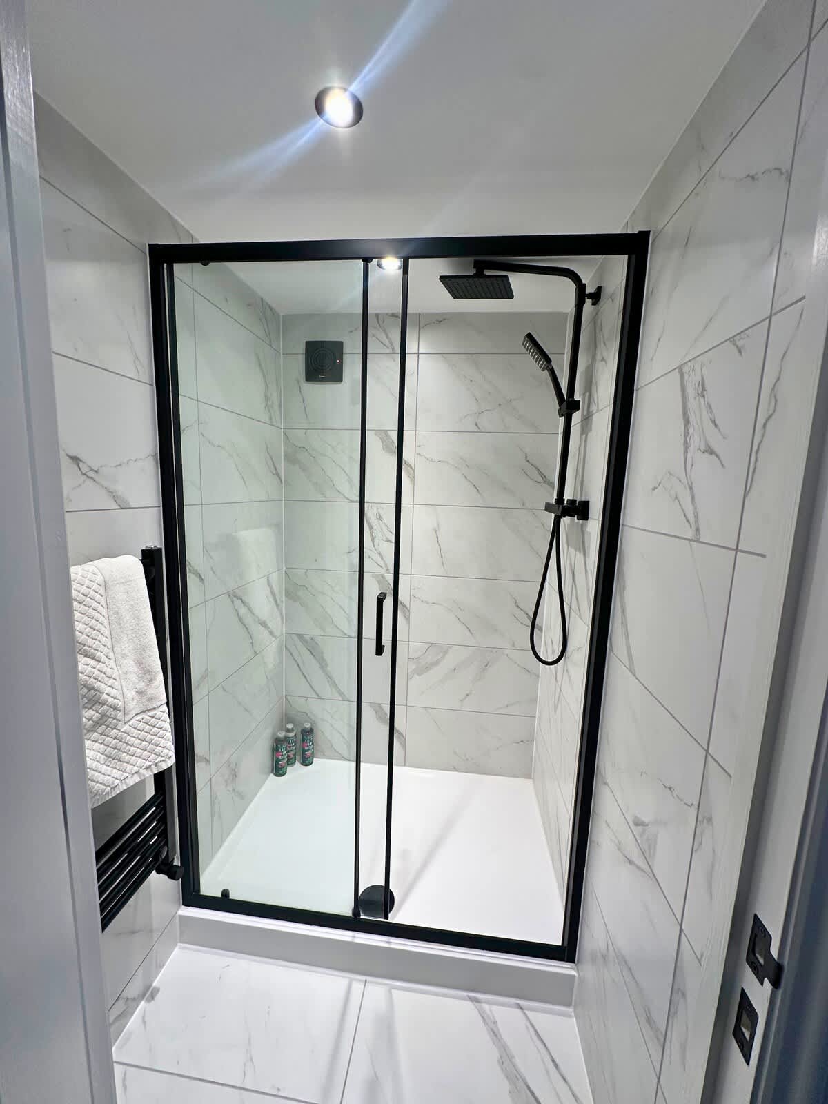 Luxury 5-bed - With Secure Gated Parking For 6 Vehicles - View 4