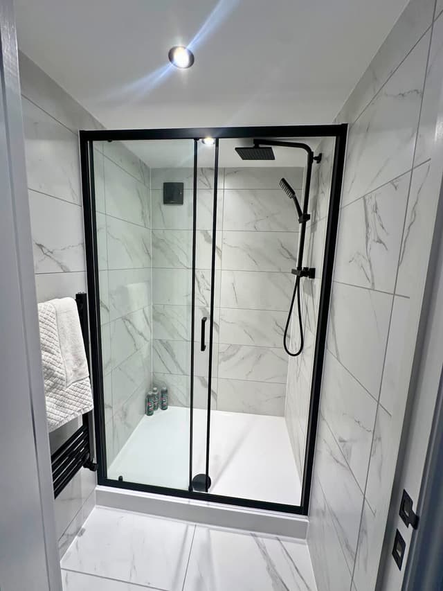Luxury 5-bed - With Secure Gated Parking For 6 Vehicles - View 3