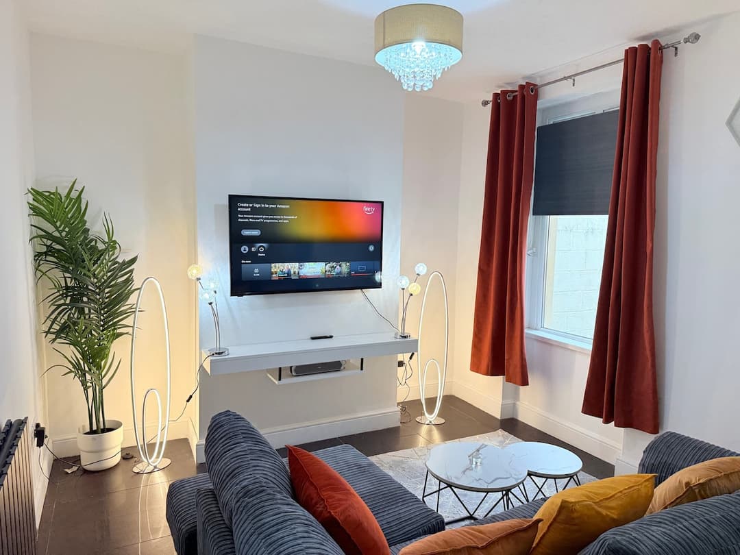 Free Parking, Fast Wi-fi, Self Check In House Near City Centre - View 2