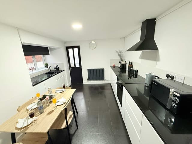 Free Parking, Fast Wi-fi, Self Check In House Near City Centre - View 3
