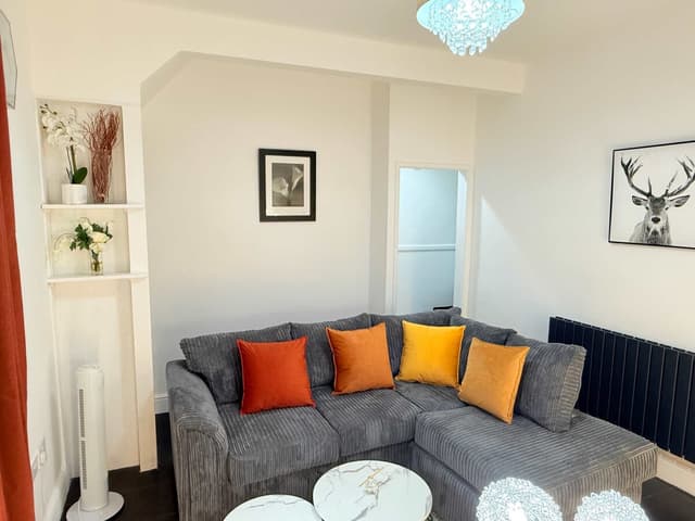 Free Parking, Fast Wi-fi, Self Check In House Near City Centre - View 4