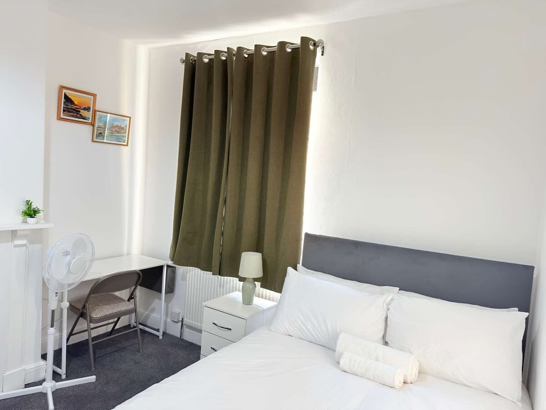 Free Parking, Fast Wi-fi, Self Check In House Near City Centre - View 9