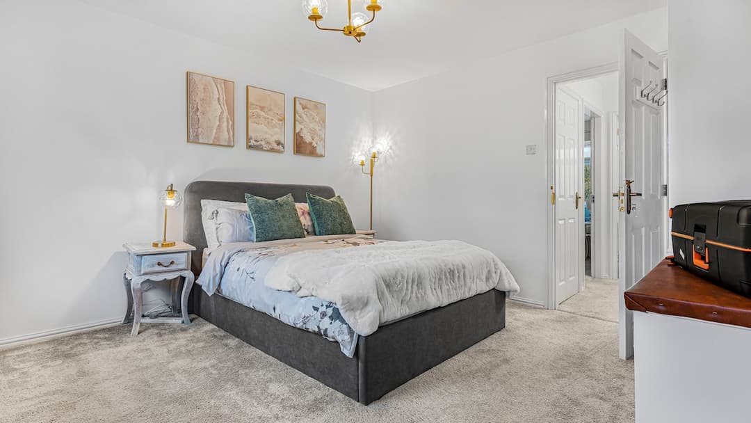 2 Bed Home near airport NEC JLR HS2 w/Free Parking - View 2