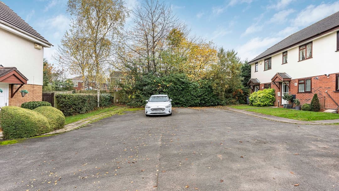 2 Bed Home near airport NEC JLR HS2 w/Free Parking - View 3