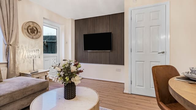2 Bed Home near airport NEC JLR HS2 w/Free Parking - View 3