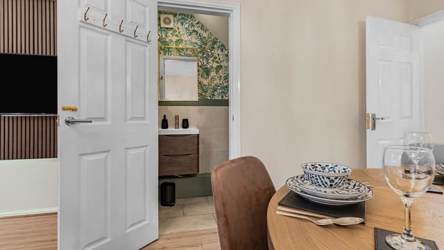 2 Bed Home near airport NEC JLR HS2 w/Free Parking - View 4
