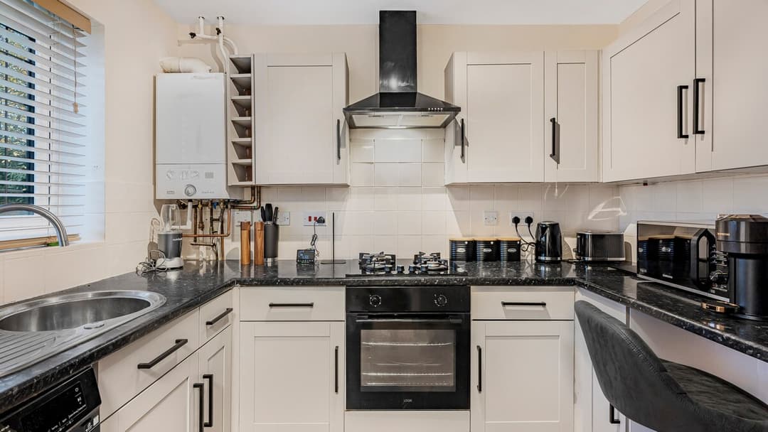 2 Bed Home near airport NEC JLR HS2 w/Free Parking - View 6