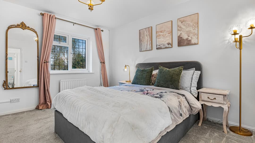 2 Bed Home near airport NEC JLR HS2 w/Free Parking - View 8