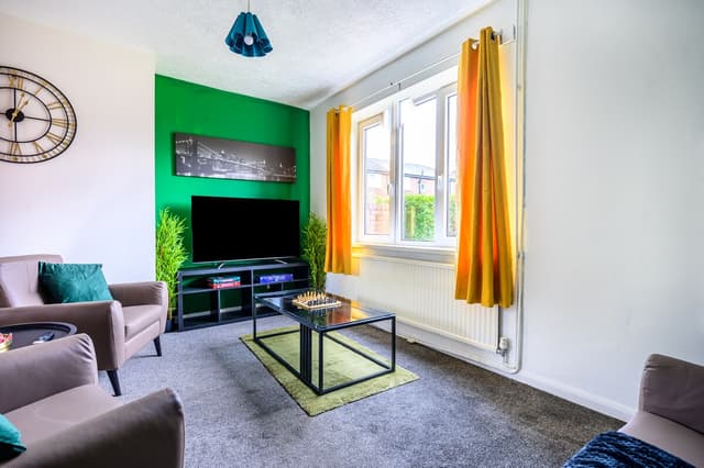 3 Bedroom - Free Parking Near Old Trafford/ Centre - View 2