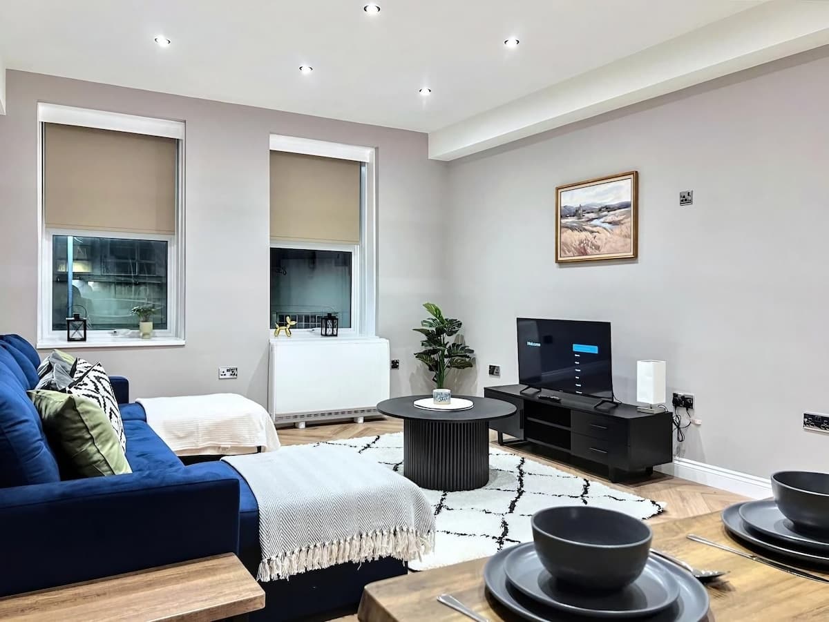 Stylish 3-Bed in Central Brighton + Free Parking