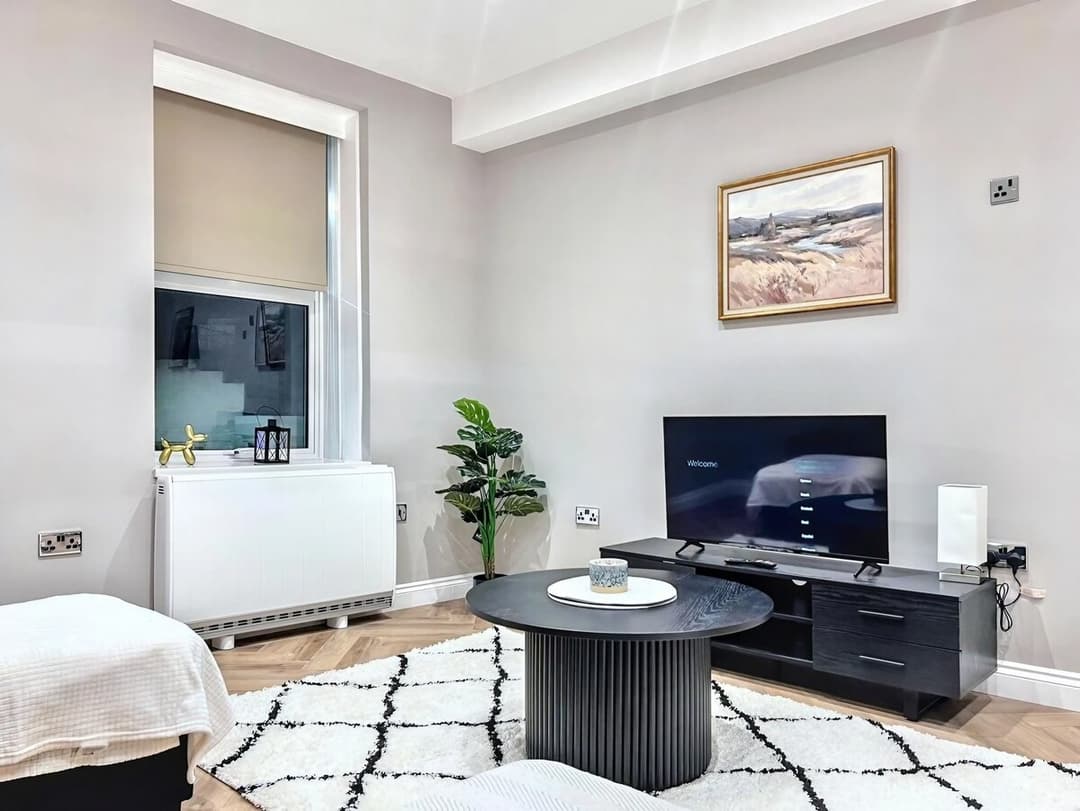 Stylish 3-Bed in Central Brighton + Free Parking - View 2