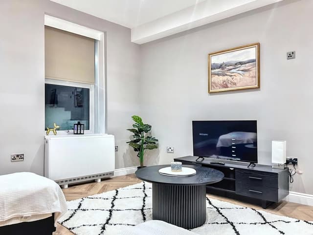 Stylish 3-Bed in Central Brighton + Free Parking - View 1
