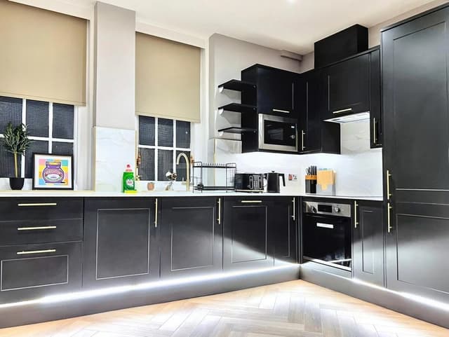 Stylish 3-Bed in Central Brighton + Free Parking - View 2