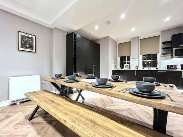 Stylish 3-Bed in Central Brighton + Free Parking - View 3