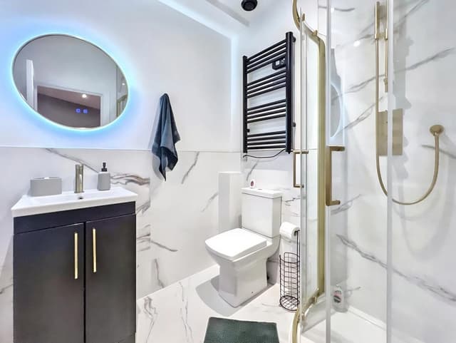 Stylish 3-Bed in Central Brighton + Free Parking - View 4