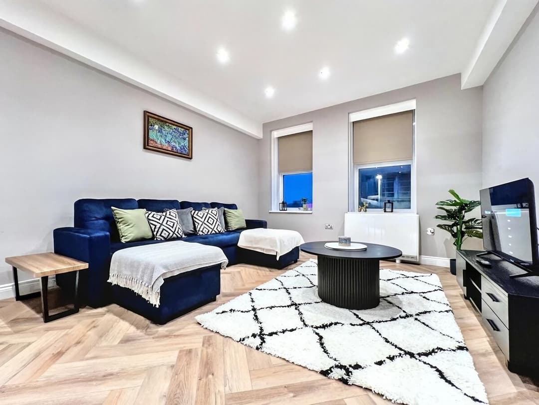 Stylish 3-Bed in Central Brighton + Free Parking - View 6