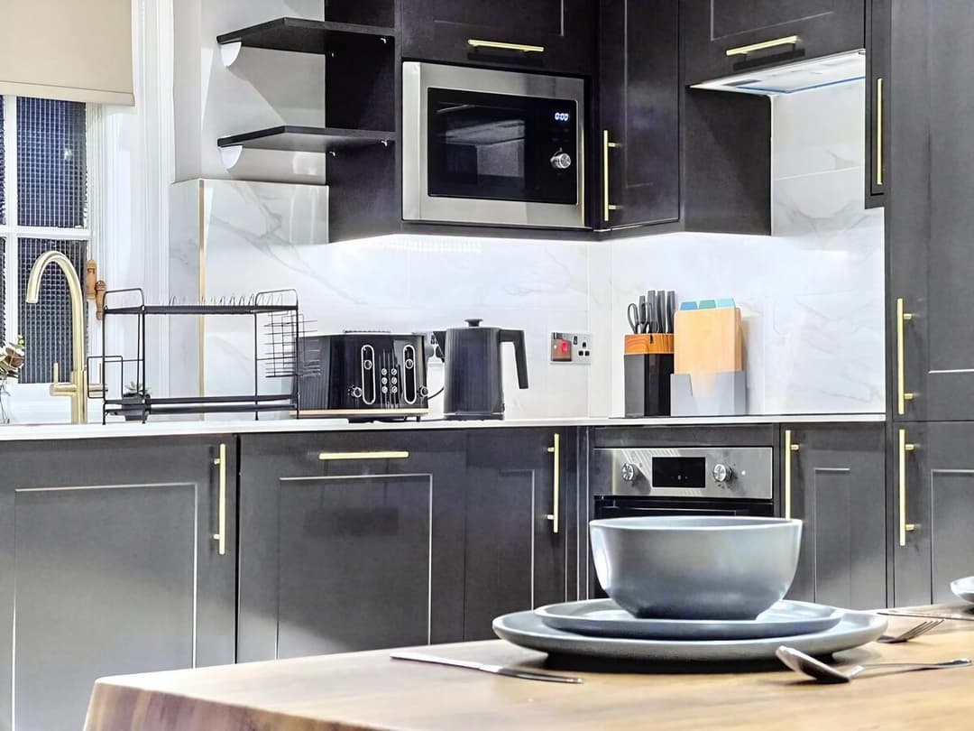 Stylish 3-Bed in Central Brighton + Free Parking - View 8