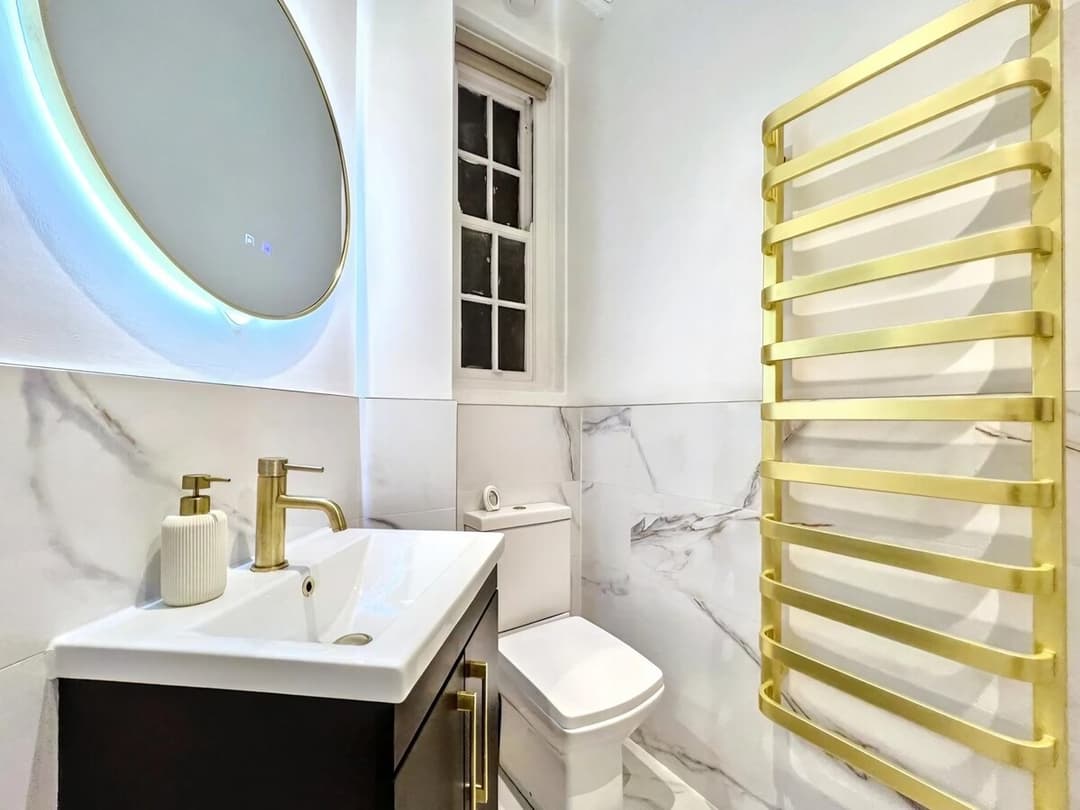 Stylish 3-Bed in Central Brighton + Free Parking - View 10
