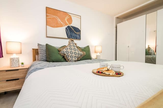 3 BDR House–Contractors–LongStays–15mins to London - View 1