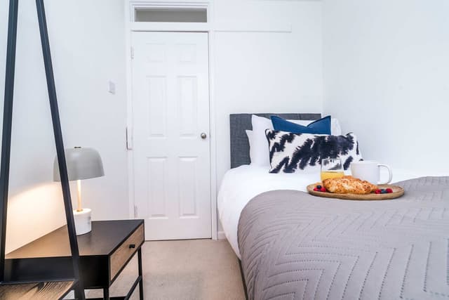3 BDR House–Contractors–LongStays–15mins to London - View 2