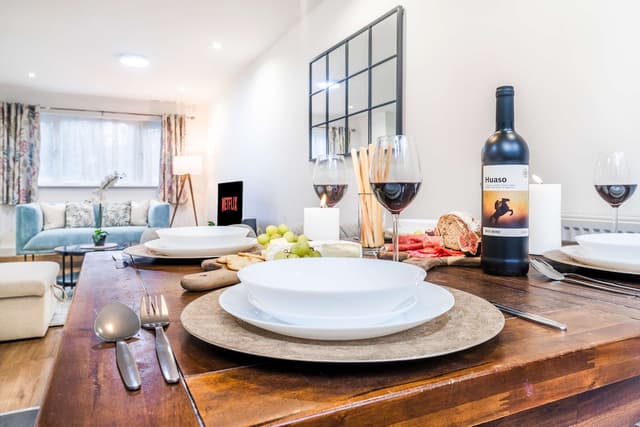 3 BDR House–Contractors–LongStays–15mins to London - View 3