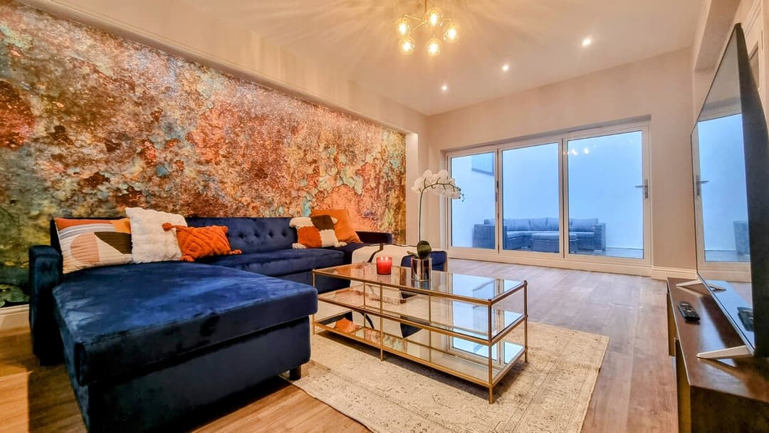 Spacious 4-Bed Brighton Townhouse & Free Parking - View 2
