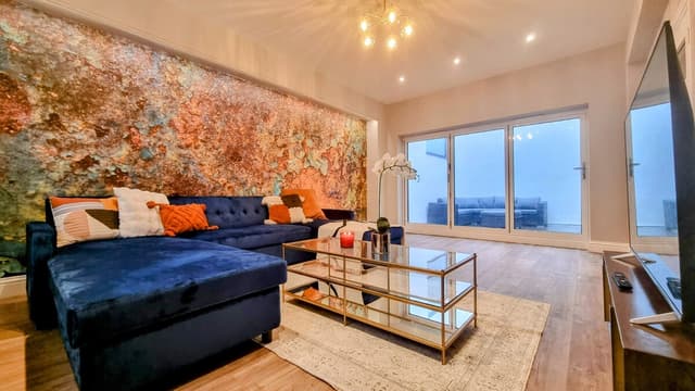 Spacious 4-Bed Brighton Townhouse & Free Parking - View 1