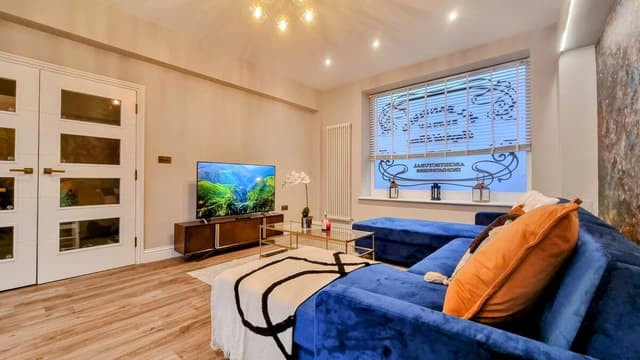 Spacious 4-Bed Brighton Townhouse & Free Parking - View 2