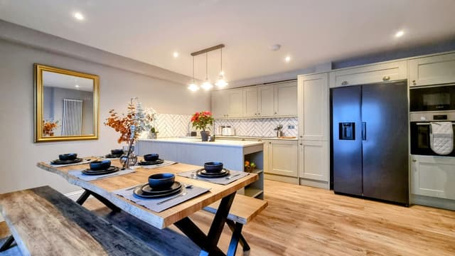 Spacious 4-Bed Brighton Townhouse & Free Parking - View 3