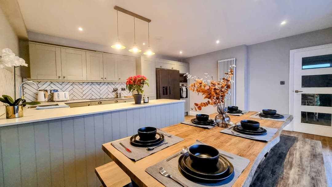 Spacious 4-Bed Brighton Townhouse & Free Parking - View 5