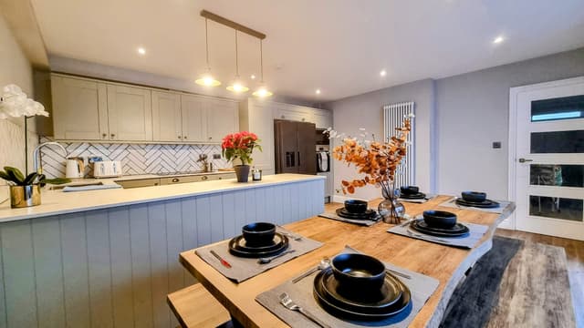 Spacious 4-Bed Brighton Townhouse & Free Parking - View 4