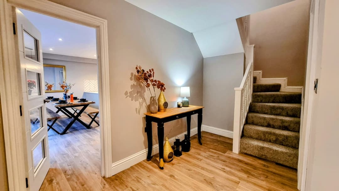 Spacious 4-Bed Brighton Townhouse & Free Parking - View 6