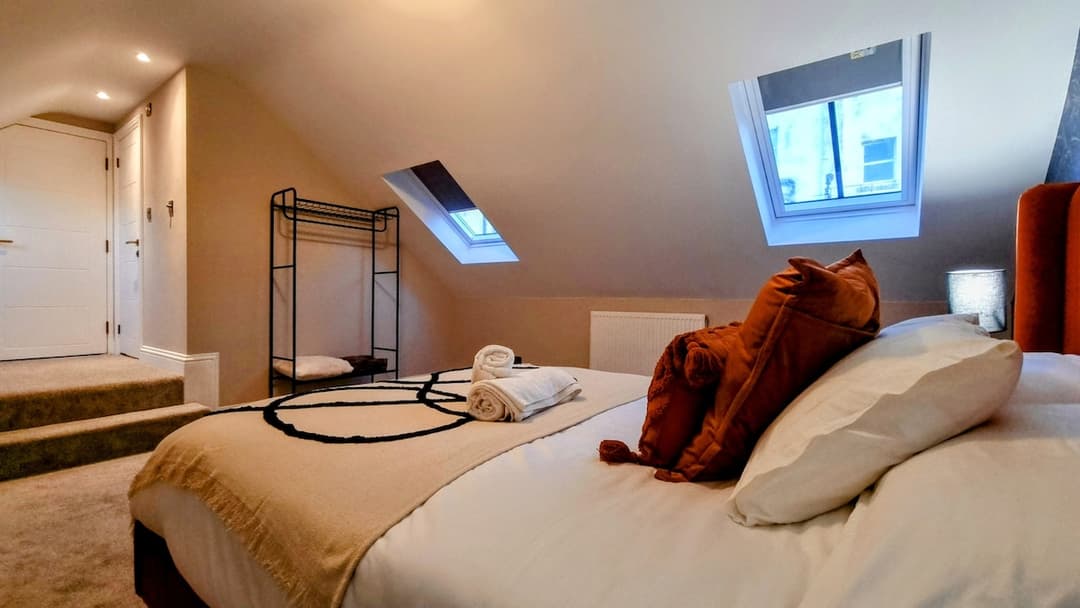 Spacious 4-Bed Brighton Townhouse & Free Parking - View 8