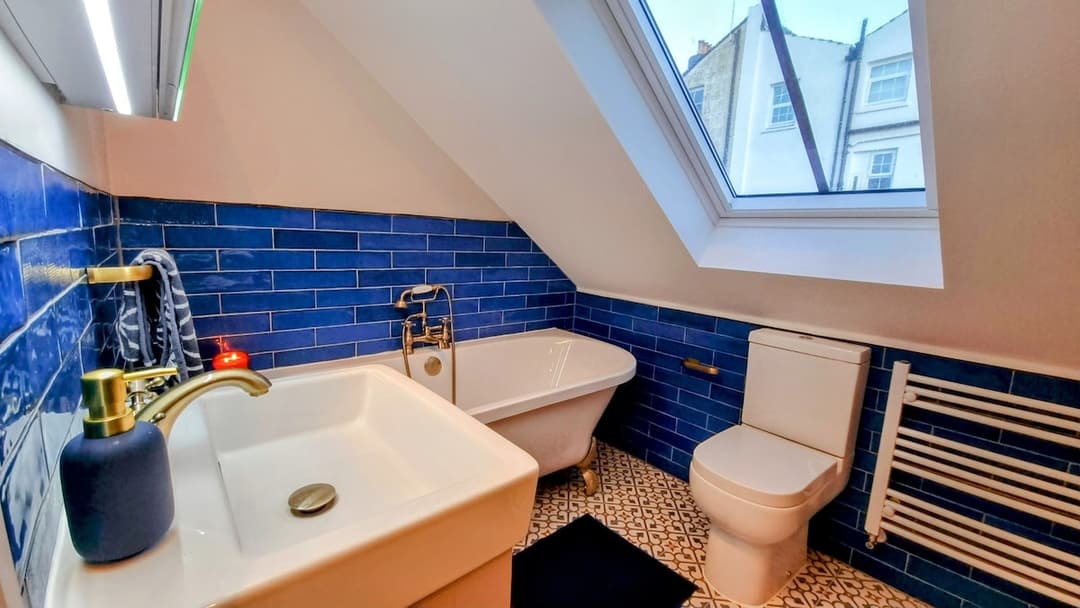 Spacious 4-Bed Brighton Townhouse & Free Parking - View 10