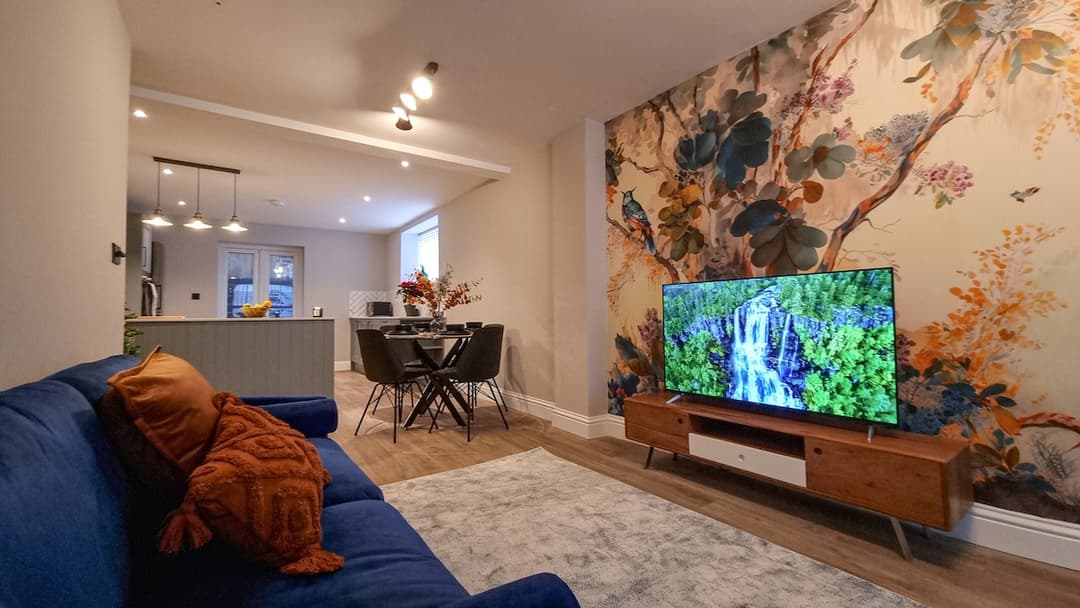 Modern 2-Bed Townhouse + Free Private Parking - View 1