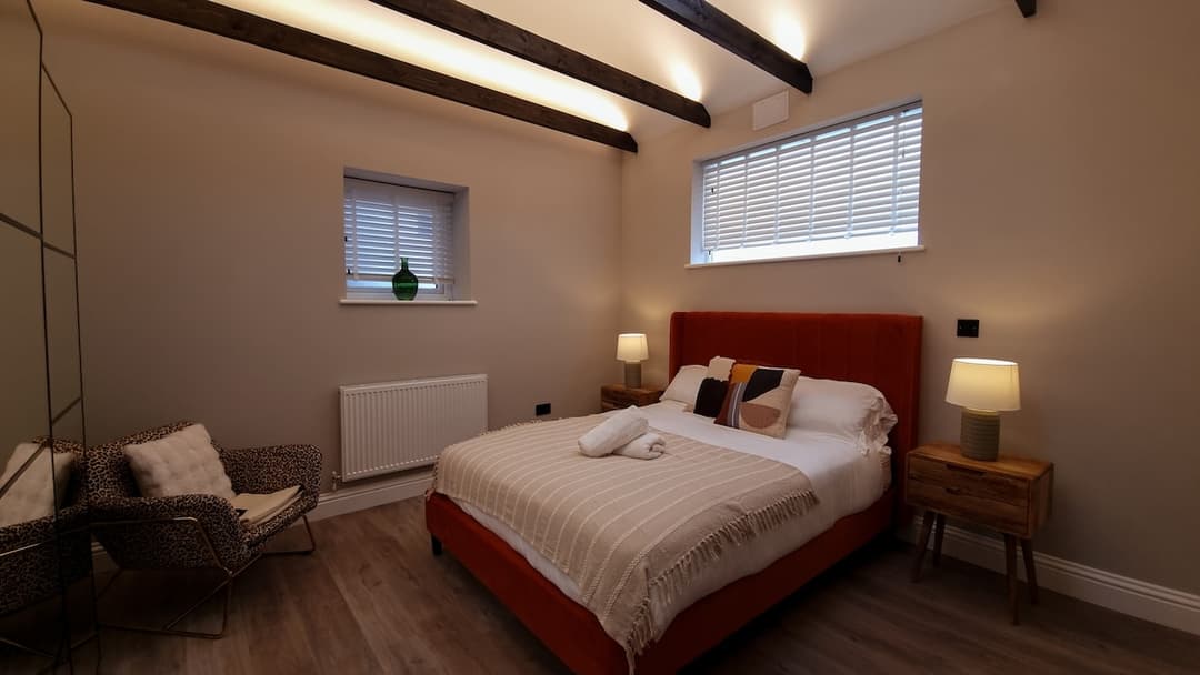 Modern 2-Bed Townhouse + Free Private Parking - View 3