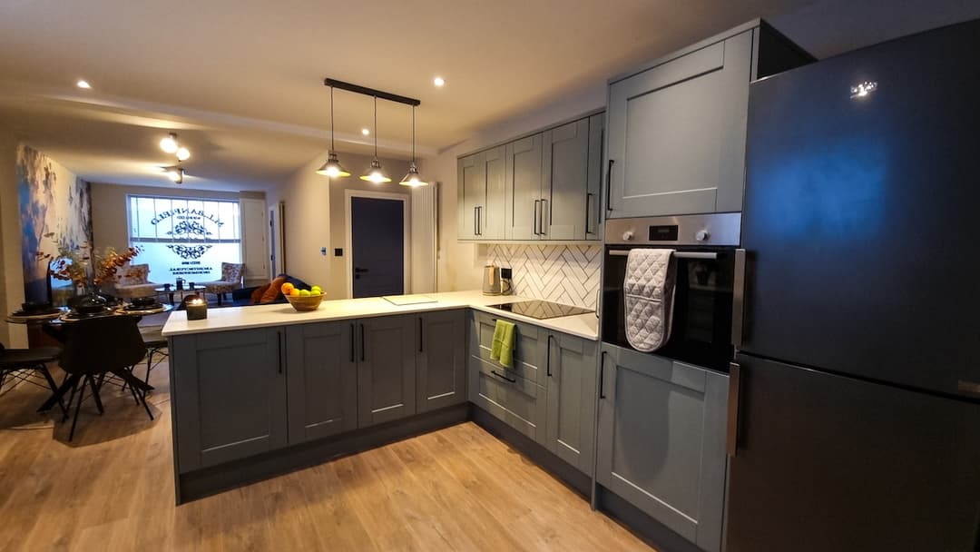 Modern 2-Bed Townhouse + Free Private Parking - View 4