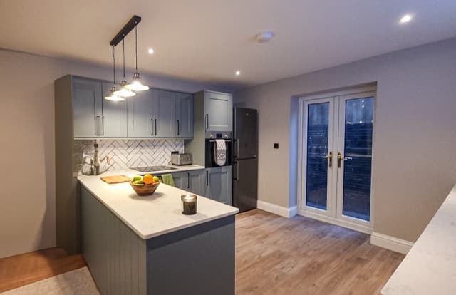 Modern 2-Bed Townhouse + Free Private Parking - View 4