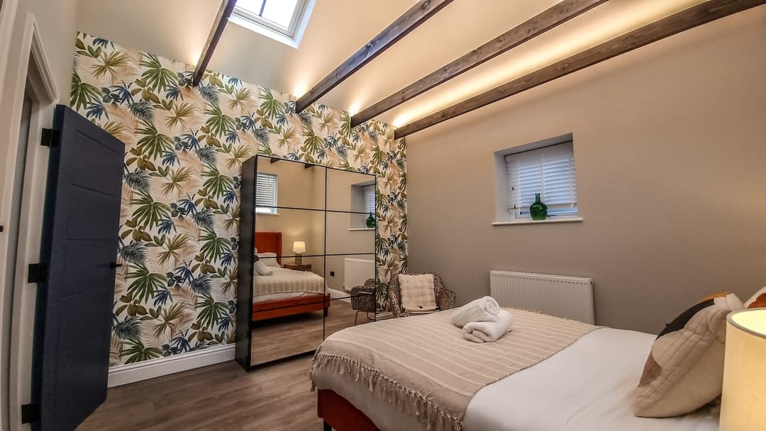 Modern 2-Bed Townhouse + Free Private Parking - View 6