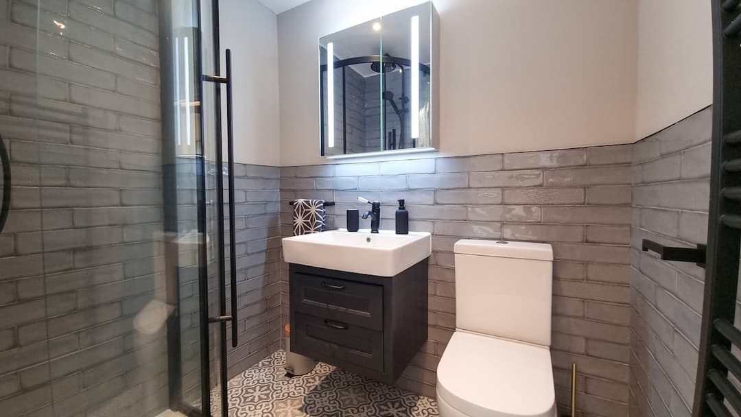 Modern 2-Bed Townhouse + Free Private Parking - View 7