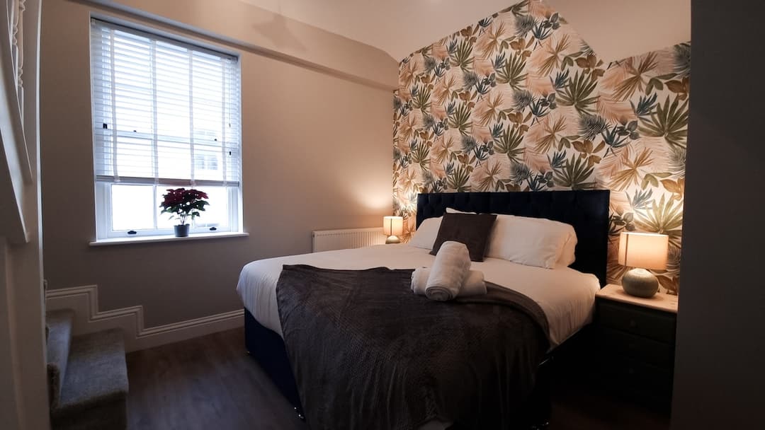 Modern 2-Bed Townhouse + Free Private Parking - View 8