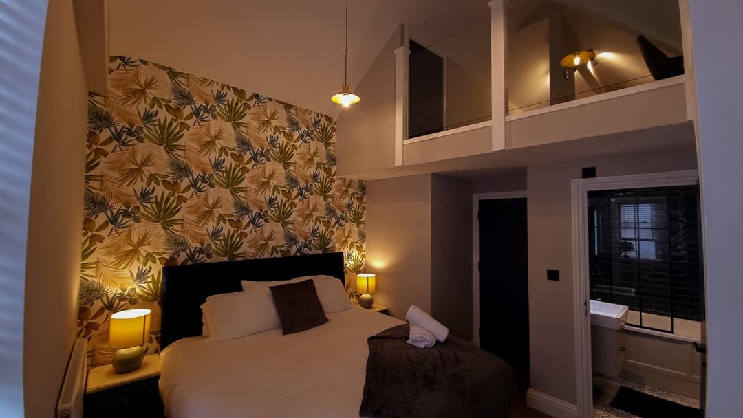 Modern 2-Bed Townhouse + Free Private Parking - View 9
