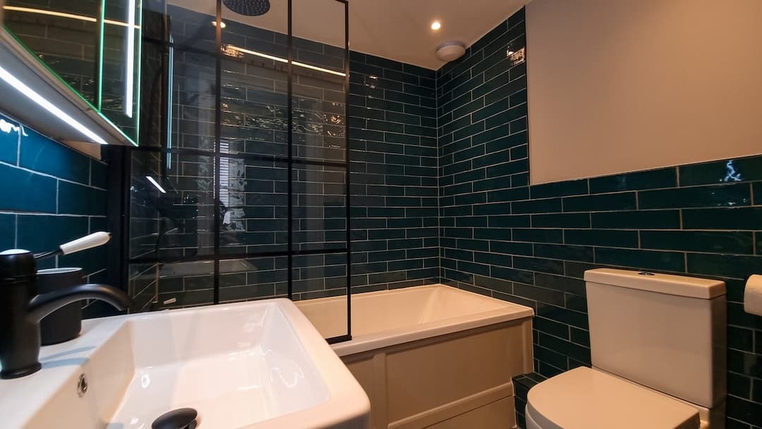 Modern 2-Bed Townhouse + Free Private Parking - View 10