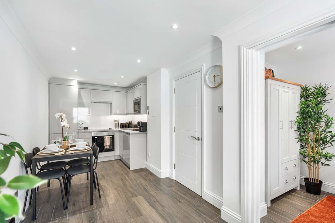Brighton Seaside Apartment: Style Comfort Location - View 9