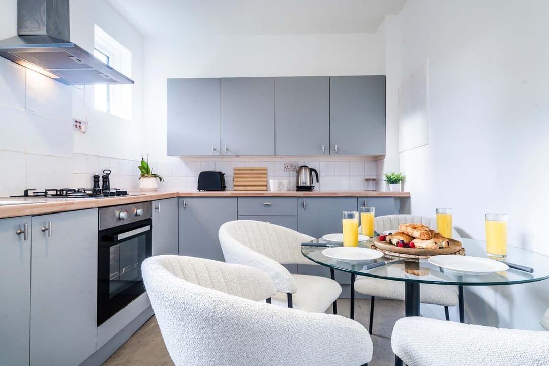 3 BDR House–Contractors–Free Parking–London 30mins - View 2