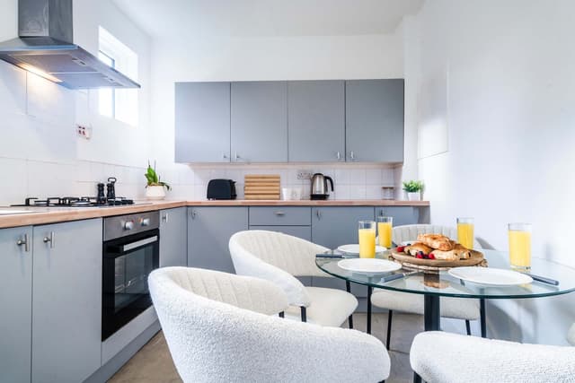 3 BDR House–Contractors–Free Parking–London 30mins - View 1